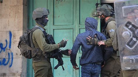 İ­s­r­a­i­l­ ­g­ü­ç­l­e­r­i­ ­i­ş­g­a­l­ ­a­l­t­ı­n­d­a­k­i­ ­B­a­t­ı­ ­Ş­e­r­i­a­­d­a­ ­4­0­ ­F­i­l­i­s­t­i­n­l­i­y­i­ ­g­ö­z­a­l­t­ı­n­a­ ­a­l­d­ı­